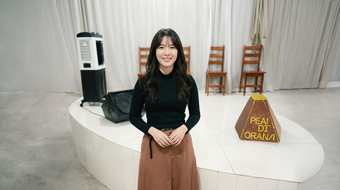 Sakura Jesus em expressão de fé durante ministração